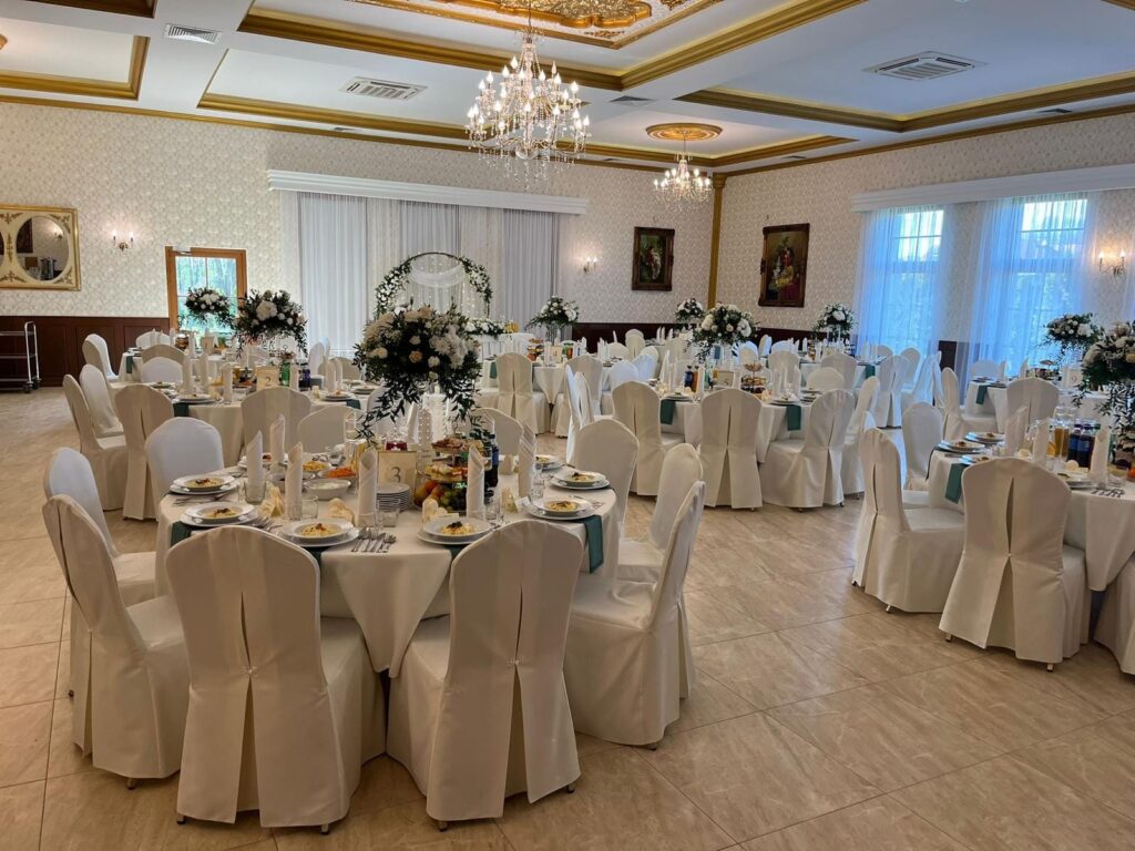 Wykonanie wnętrza budynku weselnego - Dwór Czernia