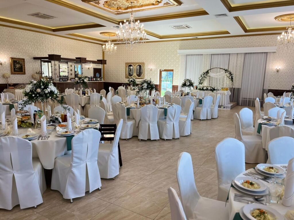 Wykonanie wnętrza budynku weselnego - Dwór Czernia