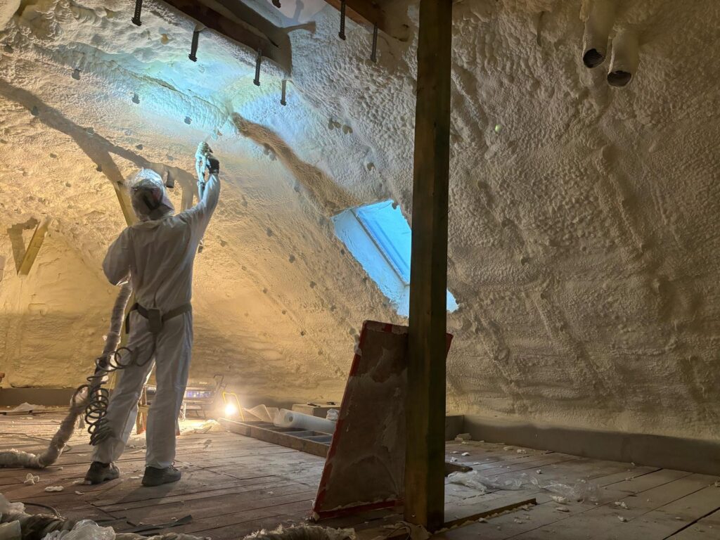 Piana pur budynki jednorodzinne - pracownik wykonujący ocieplenie